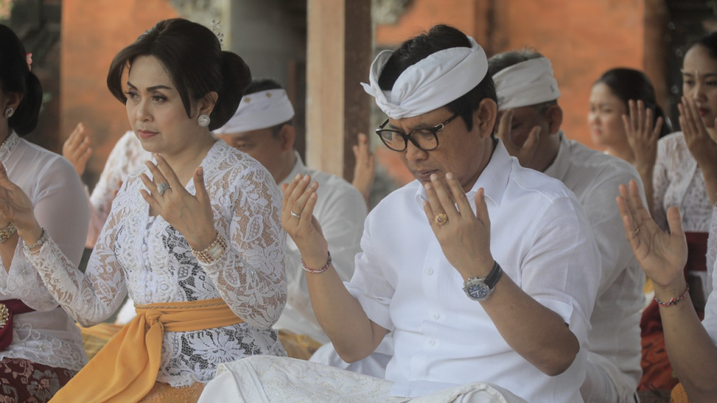 Perayaan Hari Saraswati di Pura Lingga Bhuana